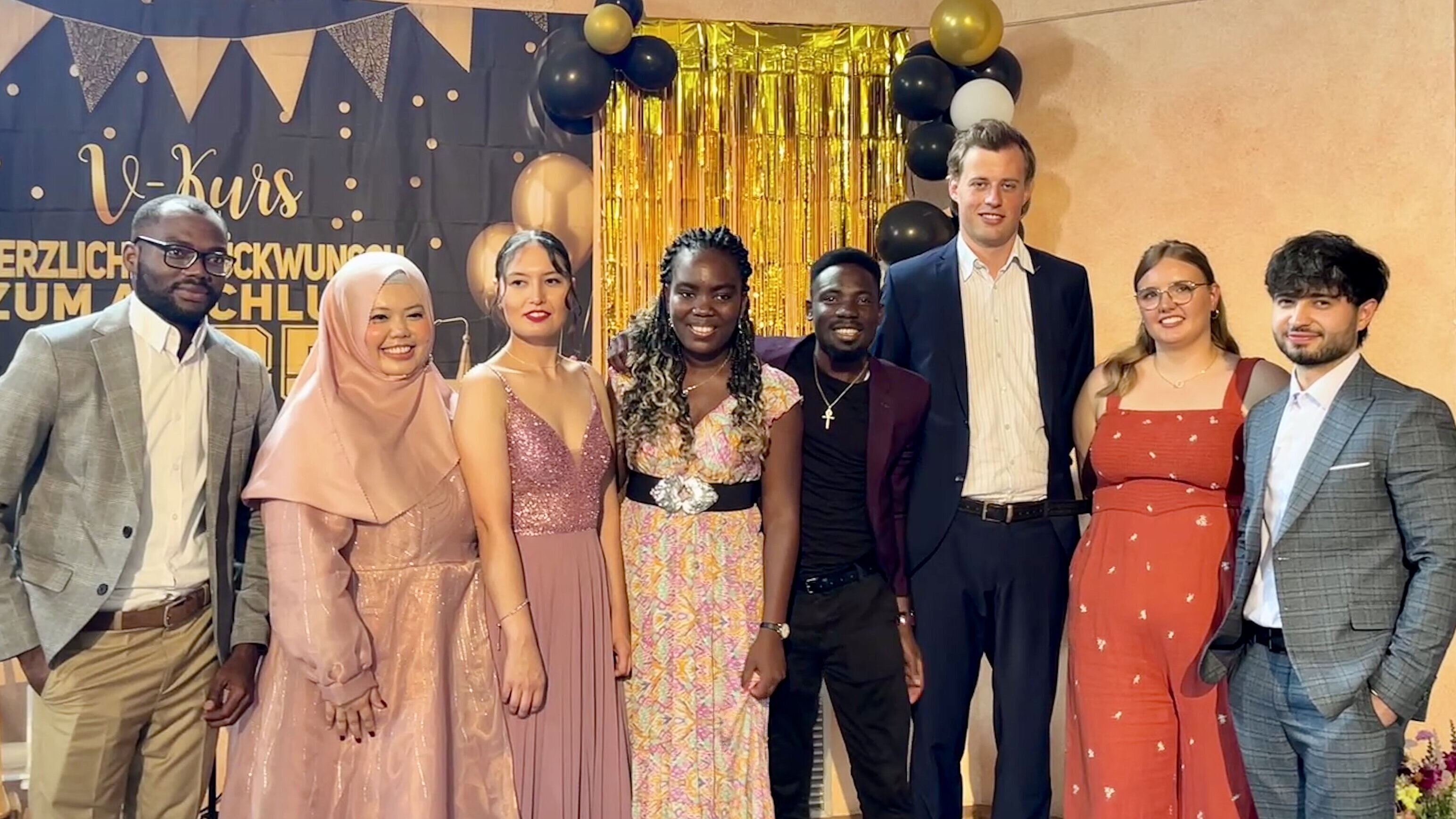 Haben ihren Abschluss in der Tasche (von links): Adjé-Victor Dogbe, Anisa Fuji Rahayu, Liliia Burk-hanova, Essenam Aboudou, Kodzo Venunye Vossa, Elias John Wulffen, Natalie Schulz und Yusuf Toshkhojaev.    