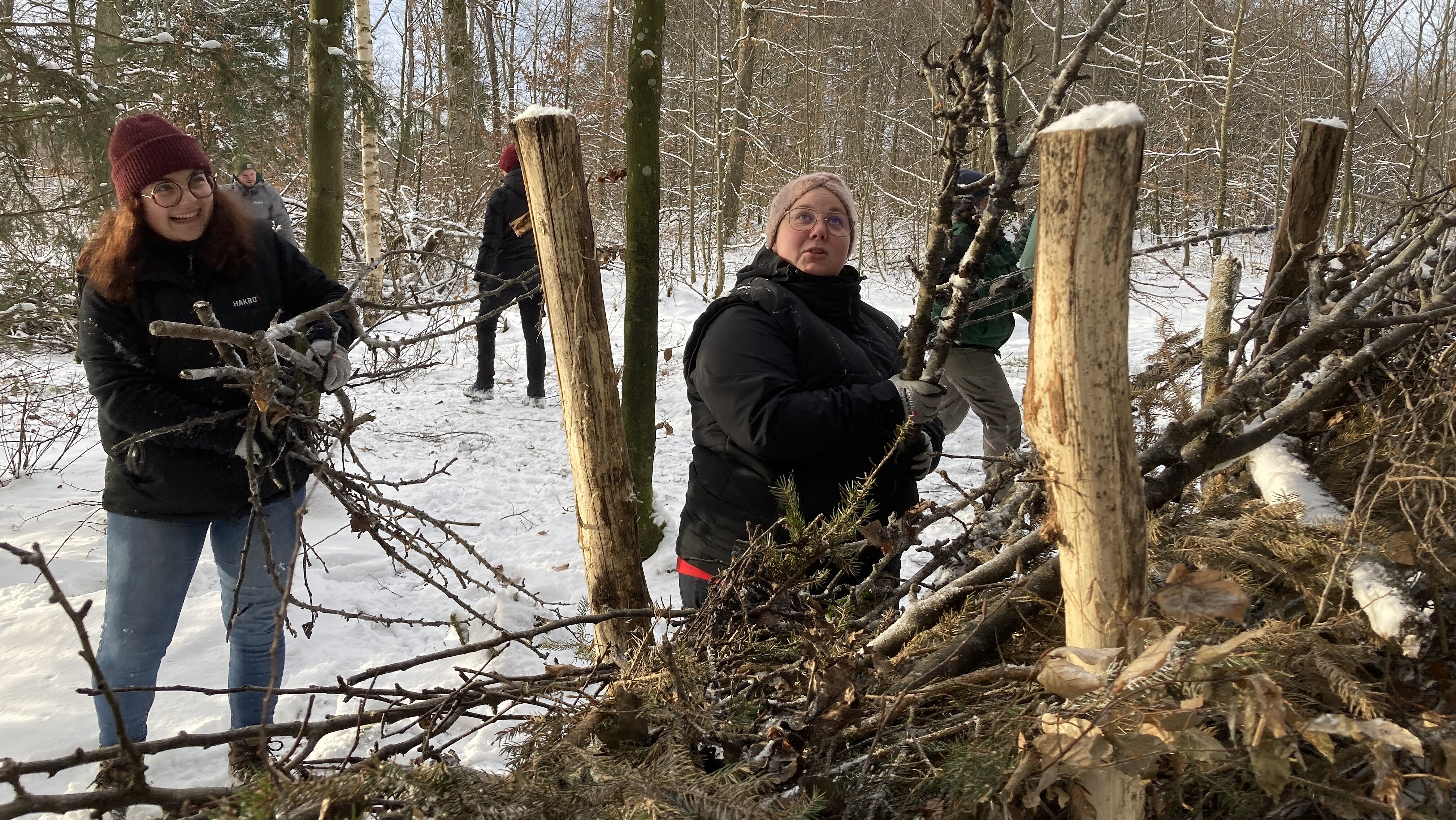 Beim Social Day arbeiteten Mitarbeiter:innen der Schrozberger HAKRO GmbH ehrenamtlich bei den Weckelweiler Gemeinschaften mit.